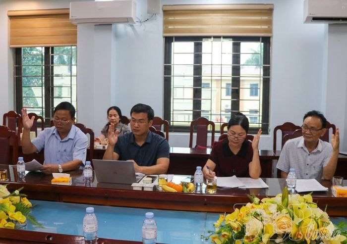 Đại biểu biểu quyết thông qua một số nội dung tại hội nghị.