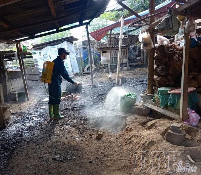 Phun hóa chất tiêu độc khử trùng khu vực chăn nuôi tại xã Pa Ham.