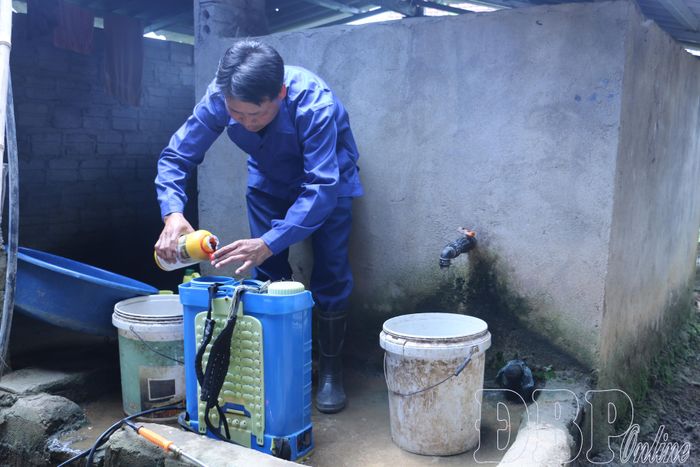 Thú y cơ sở xã Na Son chuẩn bị hóa chất phun tiêu độc khử trùng.