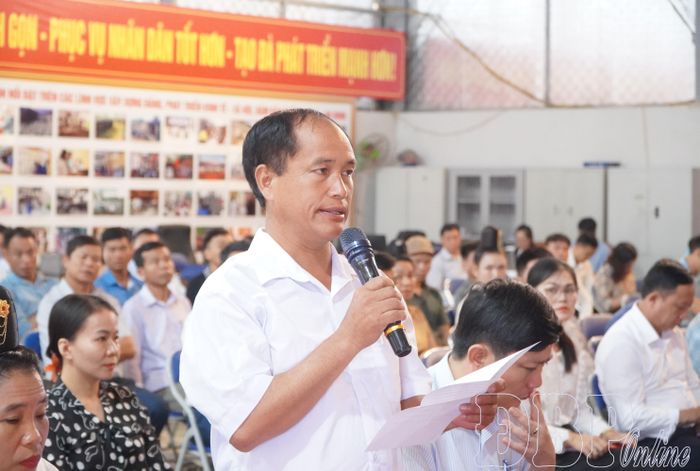Cử tri xã Mường Ảng kiến nghị tại hội nghị tiếp xúc cử tri.