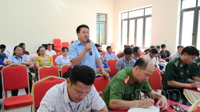 Cử tri xã Sín Thầu phát biểu ý kiến tại hội nghị.
