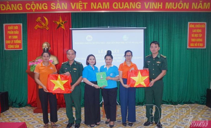 Hội LHPN xã Núa Ngam và Đồn Biên phòng Mường Nhà trao quyết định thành lập và tặng quà Tổ phụ nữ tự quản đường biên, cột mốc bản Gia Phú