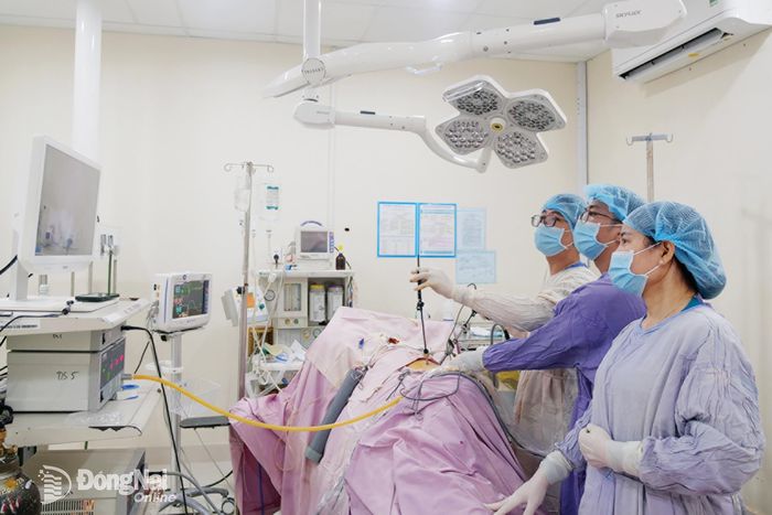 Ê-kíp bác sĩ Bệnh viện Đa khoa Thống Nhất thực hiện ca phẫu thuật nội soi. Ảnh: Hạnh Dung