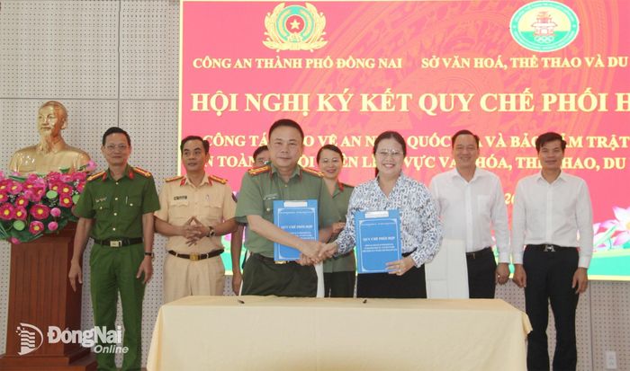 Đại diện 2 cơ quan ký kết quy chế phối hợp. Ảnh: Trần Danh