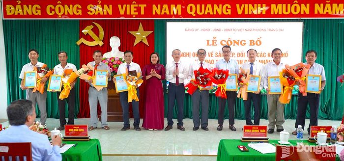Bí thư Đảng ủy, Chủ tịch HĐND phường Phan Quang Tuấn và Chủ tịch Ủy ban MTTQ Việt Nam phường Nguyễn Thị Hữu trao biểu trưng tri ân đến các lãnh đạo 14 khu phố đã hoàn thành nhiệm vụ thời gian qua. Ảnh: An Nhơn