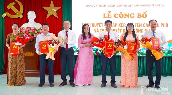 Bí thư Đảng ủy, Chủ tịch HĐND phường Phan Quang Tuấn và Phó Bí thư Thường trực Đảng ủy phường Trần Nguyễn Thảo Ly trao quyết định thành lập các chi bộ khu phố và nhân sự cấp ủy chi bộ, bí thư các khu phố. Ảnh: An Nhơn