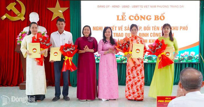 Phó Bí thư Thường trực Đảng ủy phường Trần Nguyễn Thảo Ly và Chủ tịch Ủy ban MTTQ Việt Nam phường Nguyễn Thị Hữu trao quyết định công nhận Trưởng ban công tác Mặt trận các khu phố. Ảnh: An Nhơn