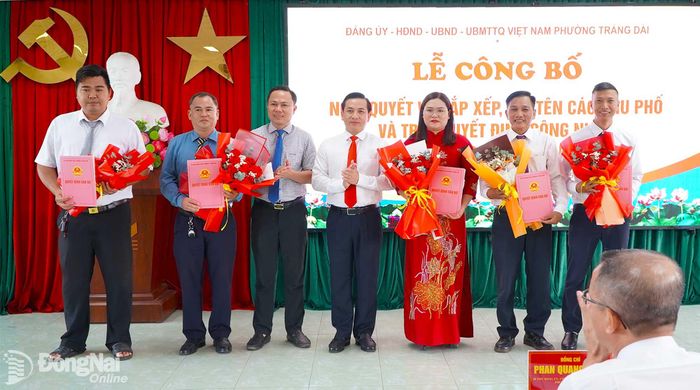Phó Bí thư Đảng ủy, Chủ tịch UBND phường Lê Kim Hường và Phó Chủ tịch UBND phường Huỳnh Văn Tuấn trao quyết định chỉ định Trưởng khu phố lâm thời. Ảnh: An Nhơn