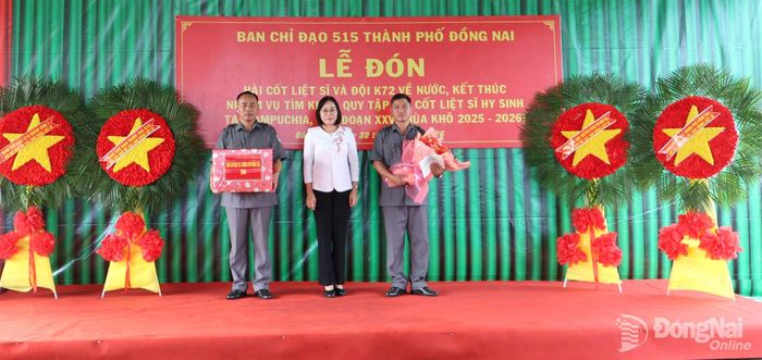 Thành ủy viên, Phó Chủ tịch UBND thành phố, Trưởng ban Chỉ đạo 515 thành phố Đồng Nai Nguyễn Thị Hoàng tặng quà đoàn Đội K72 về nước. Ảnh: Nguyệt Hà