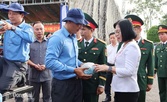 Thành ủy viên, Phó Chủ tịch UBND thành phố, Trưởng ban Chỉ đạo 515 thành phố Nguyễn Thị Hoàng trực tiếp đón các hài cốt liệt sĩ hồi hương về Tổ quốc. Ảnh: Nguyệt Hà