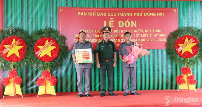 Thiếu tướng Lê Ngọc Hải, Phó Tham mưu trưởng Quân khu 7, Phó Trưởng ban Chỉ đạo 515 Quân khu 7 tặng quà Đội K72, Bộ Chỉ huy Quân sự thành phố Đồng Nai về nước. Ảnh: Nguyệt Hà