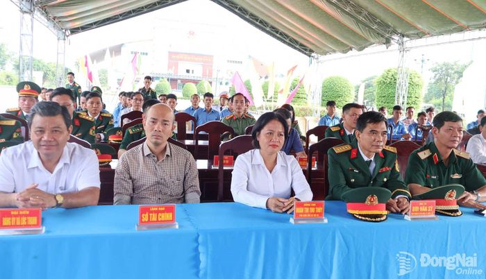 Lãnh đạo Quân khu 7 và thành phố Đồng Nai dự lễ đón tại cửa khẩu quốc tế Hoa Lư. Ảnh: Nguyệt Hà