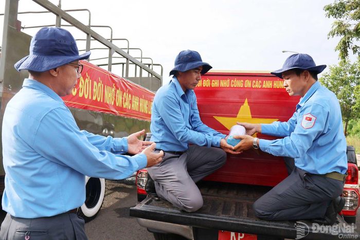 Thành viên Đội K72 cẩn thận đưa từng hài cốt liệt sĩ về Tổ quốc. Ảnh: Nguyệt Hà