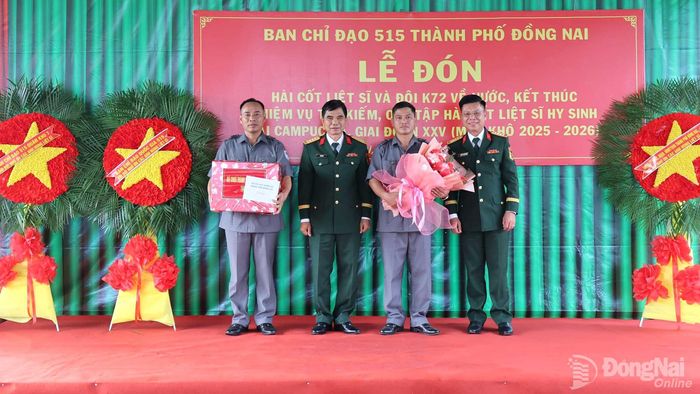 Thủ trưởng Bộ Chỉ huy Quân sự thành phố - cơ quan Thường trực Ban Chỉ đạo 515 thành phố tặng quà Đội K72. Ảnh: Nguyệt Hà