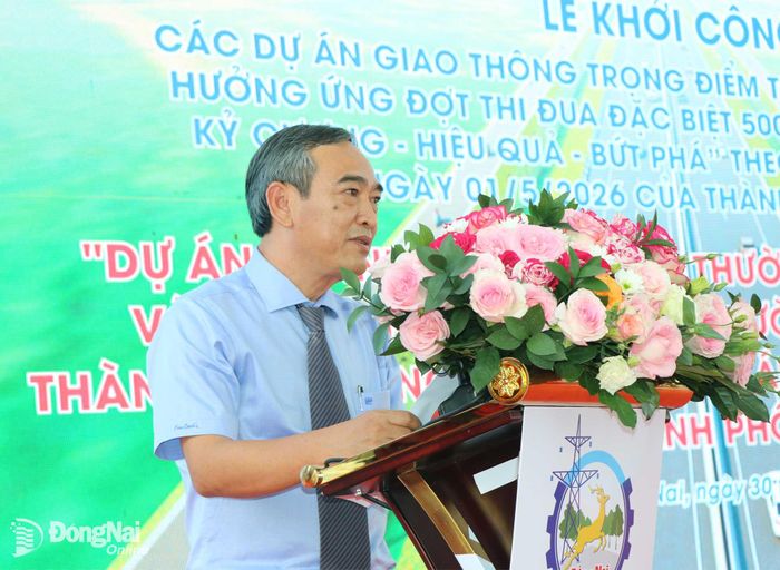  Giám đốc Ban Quản lý dự án đầu tư xây dựng thành phố Đinh Tiến Hải thông tin về dự án. Ảnh: Vương Thế