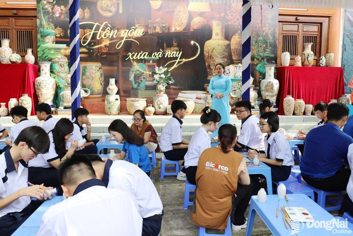 Học sinh trên địa bàn thành phố trải nghiệm khắc chìm, chấm men trên gốm. Ảnh: My Ny