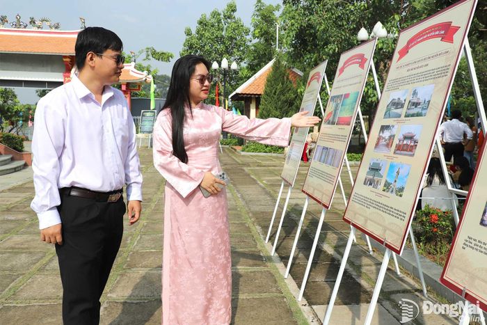 Người dân tham quan triển lãm ảnh về thân thế, sự nghiệp của Đức Ông Nguyễn Hữu Cảnh. Ảnh: My Ny