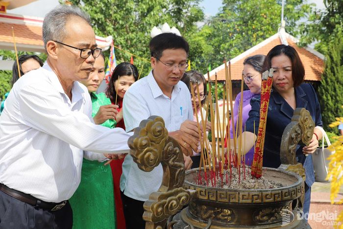 Các đại biểu dâng hương tưởng nhớ, tri ân công lao của Lễ Thành hầu Nguyễn Hữu Cảnh tại lễ giỗ. Ảnh: My Ny