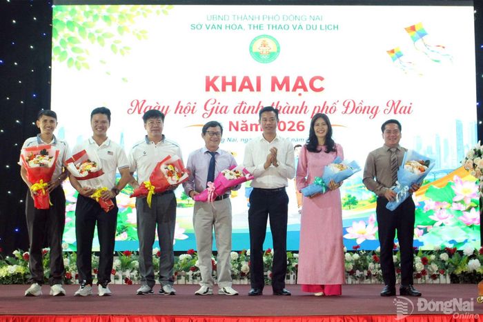 Phó Giám đốc Sở Văn hóa, Thể thao và Du lịch thành phố Đồng Nai Vũ Thanh Ngữ tặng hoa cho Ban giám khảo. Ảnh: My Ny