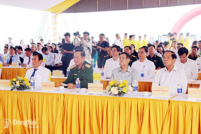 Các đại biểu tham dự buổi lễ khởi công dự án. Ảnh: Lam Phương