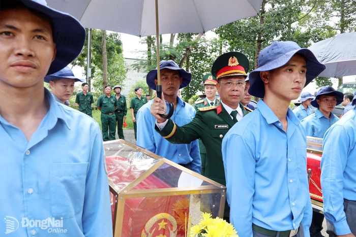 Đại tá Nguyễn Thanh Phong, Thành ủy viên, Phó Trưởng ban Thường trực Ban Chỉ đạo 515, Chính ủy Bộ Chỉ huy Quân sự thành phố và các thành viên Đội K72 đưa các quách vào nhà lưu cốt chờ ngày truy điệu, an táng. Ảnh: Nguyệt Hà