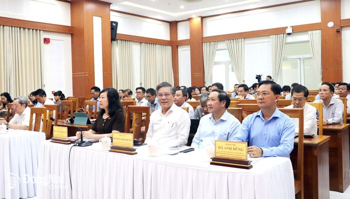 Lãnh đạo Thành ủy và các sở, ban, ngành, địa phương, doanh nghiệp tại Đồng Nai dự Hội nghị trực tuyến tại điểm cầu Đồng Nai. Ảnh: Ngọc Liên