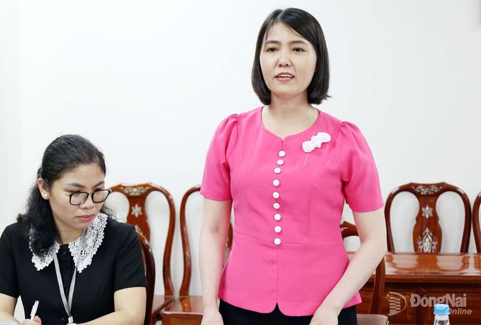 Phó Trưởng ban Văn hóa - Xã hội HĐND thành phố Đào Thị Triển phát biểu ý kiến tại cuộc họp. Ảnh: Hồ Thảo