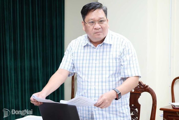 Phó Trưởng ban Kinh tế - Ngân sách HĐND thành phố Vũ Mạnh Tiến phát biểu tại cuộc họp. Ảnh: Hồ Thảo