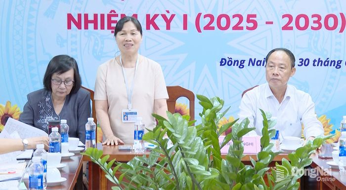 Ủy viên Ban Chấp hành Trung ương Hội Khuyến học Việt Nam, Chủ tịch Hội Khuyến học thành phố Đồng Nai Lê Thị Mỹ Phượng phát biểu tại hội nghị. Ảnh: Văn Đoàn
