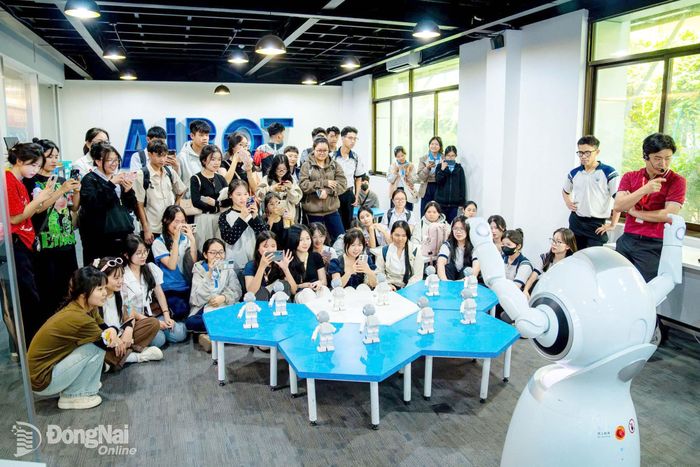 Học sinh các trường phổ thông thành phố Đồng Nai trải nghiệm không gian đào tạo số của DNTU. Ảnh: CN