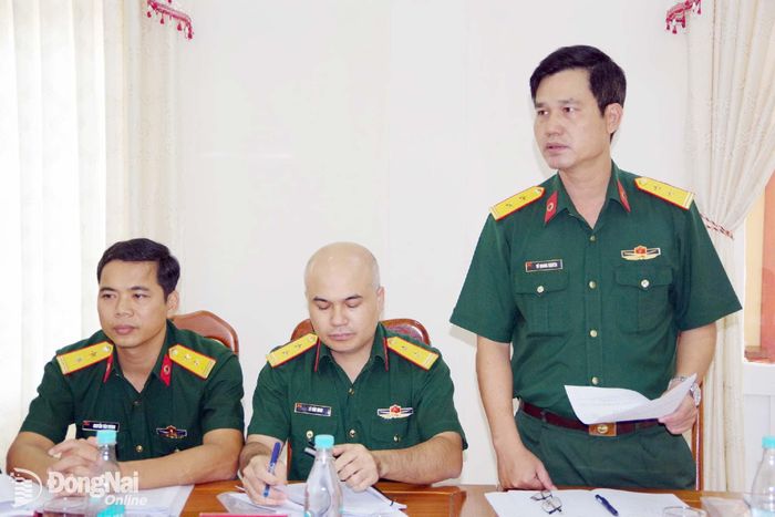 Trung tá Vũ Quang Thuyên, chủ nhiệm Khoa Dược-Trang bị, Bệnh viện Quân dân y 16 phát biểu tham luận tại hội nghị