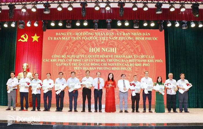 Lãnh đạo phường Bình Phước trao quyết định chỉ định trưởng khu phố lâm thời. Ảnh: Thổ Tín