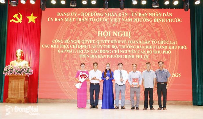 Cấp ủy chi bộ các khu phố mới thành lập nhận quyết định chỉ định cấp ủy của Đảng ủy phường Bình Phước. Ảnh: Thổ Tín