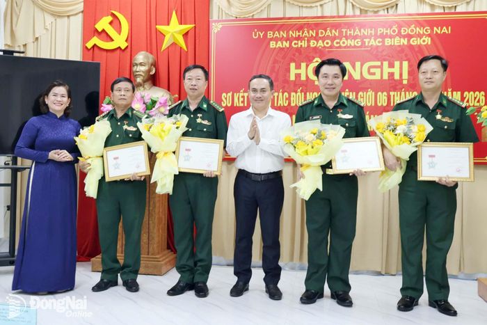 Thừa ủy quyền của Bộ Ngoại giao, đồng chí Lê Trường Sơn, Ủy viên Ban Thường vụ Thành ủy, Phó Chủ tịch UBND thành phố, Trưởng ban Chỉ đạo Công tác biên giới thành phố và đồng chí Huỳnh Thị Bé Năm, Giám đốc Sở Ngoại vụ, Phó Trưởng ban Thường trực Ban Chỉ đạo công tác biên giới thành phố trao Kỷ niệm chương “Vì sự nghiệp biên giới, lãnh thổ quốc gia” cho các cá nhân. Ảnh: Nguyệt Hà
