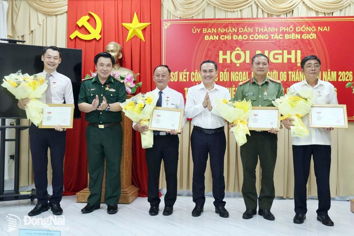 Thừa ủy quyền của Bộ Ngoại giao, đồng chí Lê Trường Sơn, Ủy viên Ban Thường vụ Thành ủy, Phó Chủ tịch UBND thành phố, Trưởng ban Chỉ đạo Công tác biên giới thành phố và Đại tá Nguyễn Anh Đức, Phó Chỉ huy trưởng Bộ Chỉ huy Quân sự thành phố kiêm Chỉ huy trưởng Ban Chỉ huy Bộ đội Biên phòng thành phố, Phó Trưởng ban Chỉ đạo Công tác biên giới thành phố trao Kỷ niệm chương “Vì sự nghiệp biên giới, lãnh thổ quốc gia” cho các cá nhân. Ảnh: Nguyệt Hà