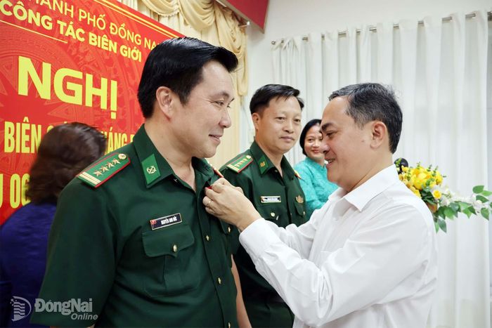 Thừa ủy quyền của Bộ Ngoại giao, đồng chí Lê Trường Sơn, Ủy viên Ban Thường vụ Thành ủy, Phó Chủ tịch UBND thành phố, Trưởng ban Chỉ đạo Công tác biên giới thành phố trao Kỷ niệm chương “Vì sự nghiệp biên giới, lãnh thổ quốc gia” cho Đại tá Nguyễn Anh Đức, Phó Chỉ huy trưởng Bộ Chỉ huy Quân sự thành phố kiêm Chỉ huy trưởng Ban Chỉ huy Bộ đội Biên phòng thành phố, Phó Trưởng ban Chỉ đạo Công tác biên giới thành phố. Ảnh: Nguyệt Hà