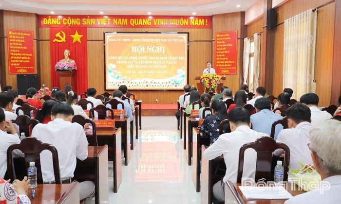 Đồng chí Phạm Hùng Vinh, Bí thư Đảng ủy, Chủ tịch HĐND xã phát biểu tại hội nghị,