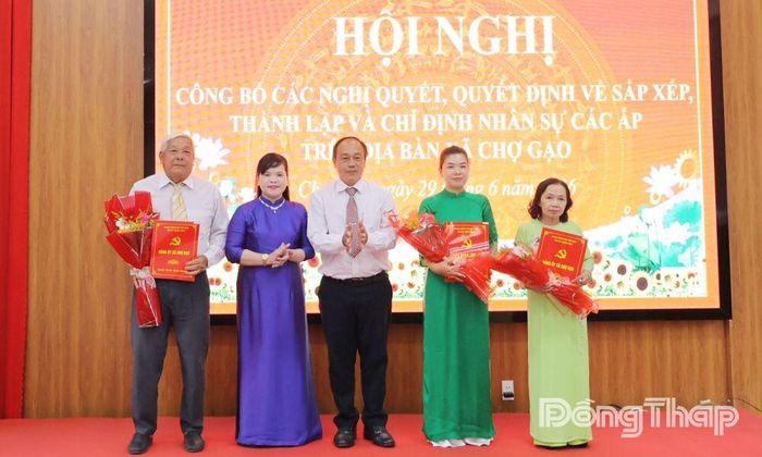 Trao quyết định thành lập và chỉ định nhân sự các ấp trên địa bàn xã gồm: Bí thư, Phó Bí thư, chi ủy viên.