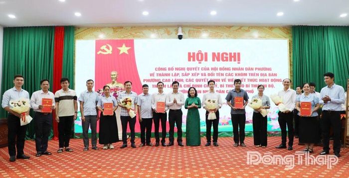 Đồng chí Bùi Quốc Nam, Phó Bí thư Đảng ủy, Chủ tịch UBND phường Cao Lãnh (thứ 9 từ trái sang) trao Quyết định về việc miễn nhiệm Trưởng khóm trên địa bàn phường và Quyết định chỉ định Trưởng Ban nhân dân các khu phố trên địa bàn phường.