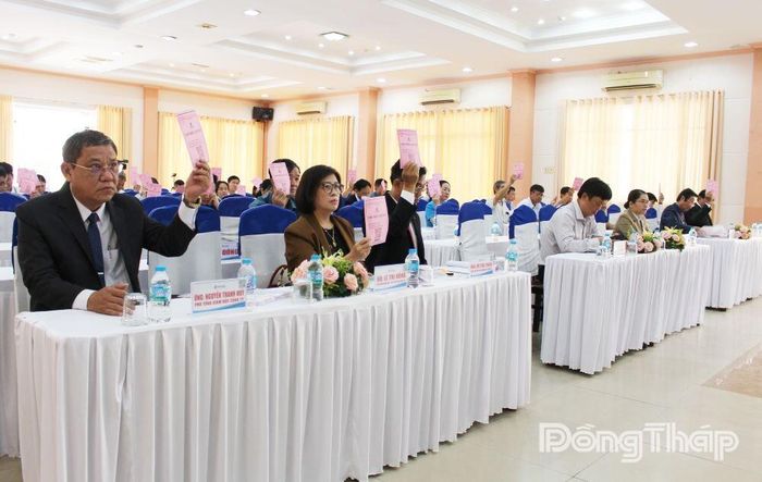 Đại biểu biểu quyết thông qua các nội dung tại Đại hội đồng cổ đông.