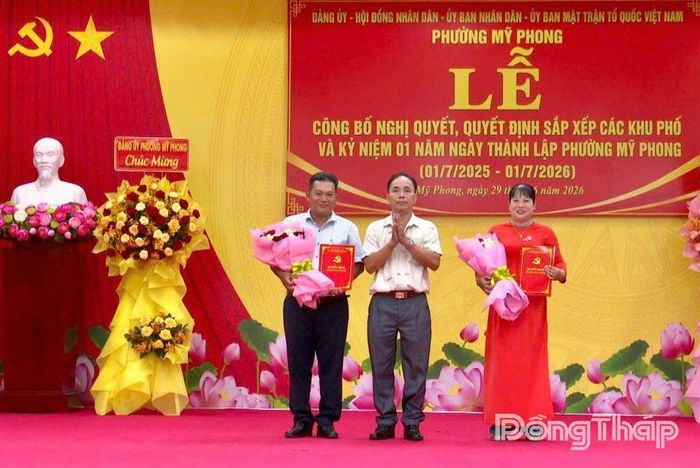 Trao các Quyết định về công tác cán bộ.