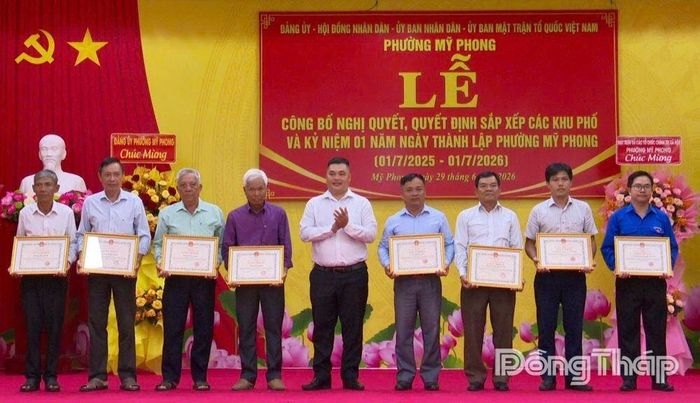 Lãnh đạo UBND phường khen thưởng đối với các tập thể, cá nhân và khu phố tiêu biểu.