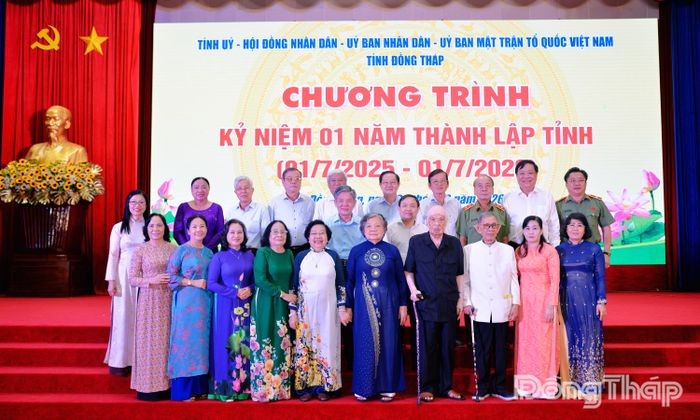 Đại biểu dự chương trình chụp ảnh lưu niệm.