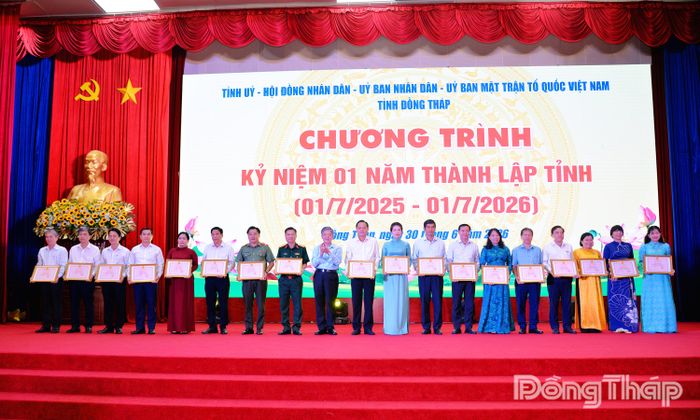 Đồng chí Ngô Chí Cường trao Bằng khen cho các tập thể có thành tích xuất sắc trong thực hiện sắp xếp đơn vị hành chính các cấp và hoạt động của chính quyền địa phương 2 cấp.
