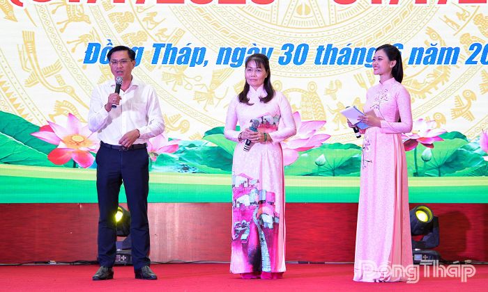 Đồng chí Phạm Thị Ngọc Đào, Bí thư Đảng ủy, Chủ tịch HĐND xã Mỹ Thọ và đồng chí Nguyễn Hùng Cường, Bí thư Đảng ủy, Chủ tịch HĐND xã Phong Mỹ chia sẻ câu chuyện thực tế của địa phương sau 1 năm sáp nhập.