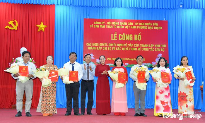  Lãnh đạo phường Đạo Thạnh trao Quyết định thành lập các Chi bộ của 7 khu phố đổi tên mới. 