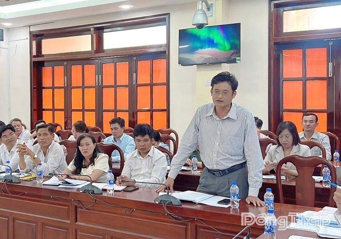 Đồng chí Trần Công Việt, Bí thư Đảng ủy, Chủ tịch HĐND xã Gia Thuận phát biểu tại cuộc họp.