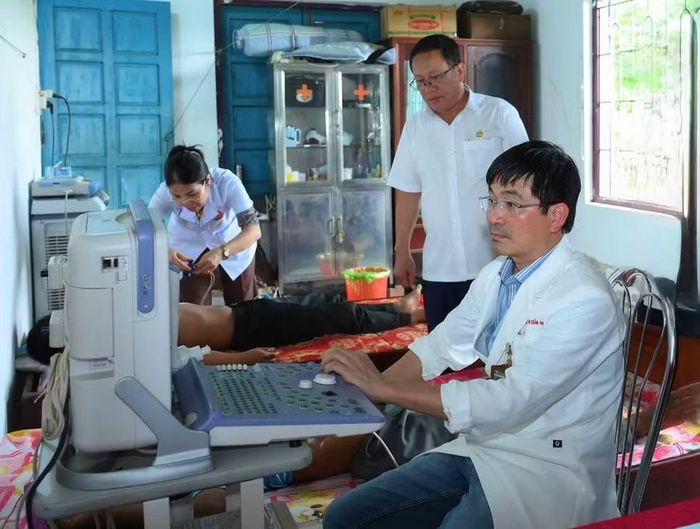  Thượng tá, bác sĩ CKII Phạm Xuân An - Giám đốc Bệnh viện Quân y 15 khám sức khỏe cho người dân Lào. Ảnh: Đình Khoa 