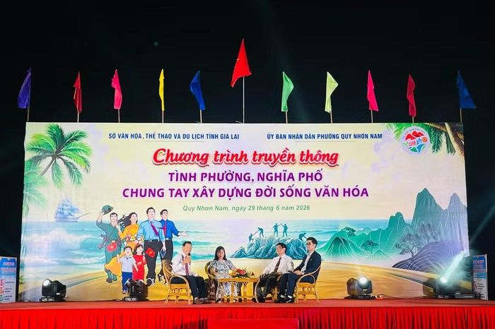  Các bí thư chi bộ, trưởng khu phố cùng đại diện các gia đình văn hóa tiêu biểu giao lưu tại chương trình. Ảnh: Phan Tuấn 