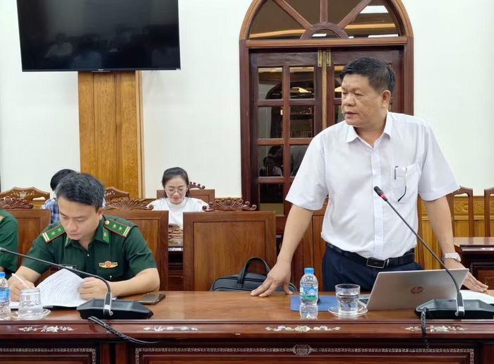  Chủ tịch UBND xã Cát Tiến Võ Văn Trịnh báo cáo tình hình thiệt hại và đề xuất giải pháp hỗ trợ, ổn định đời sống cho các ngư dân có tàu cá bị cháy. Ảnh: Dũng Nhân 